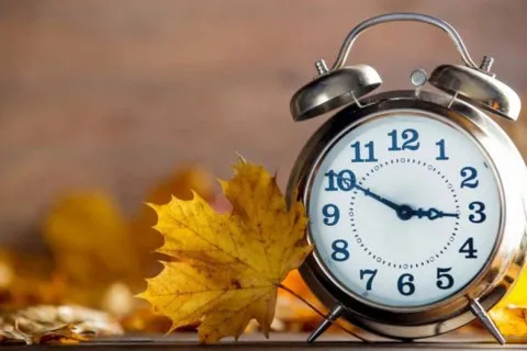 Перехід на зимовий час: у який бік потрібно перевести годинники і що важливо зробити перед цим