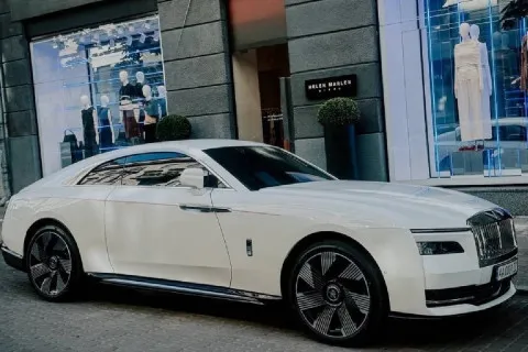 Самый роскошный электрокар мира заметили в Киеве: сколько их в Украине