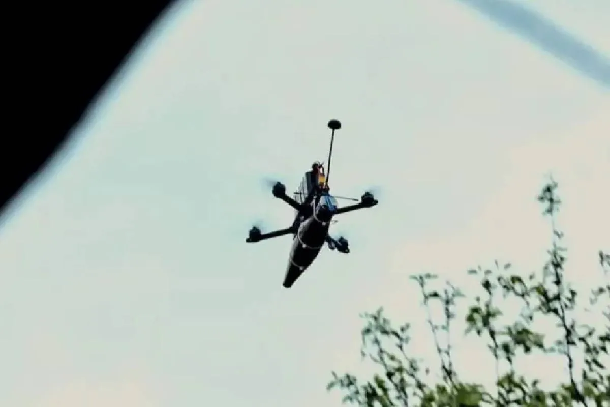 Мешканцям радять сховати автомобілі: ворог націлив FPV-дрони на ще одне українське місто - today.ua