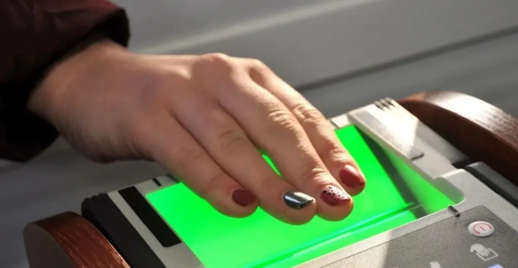 Розпізнаватимуть за лицем та відбитками пальців: на кордоні з Польщею тестують нову система пропуску - today.ua