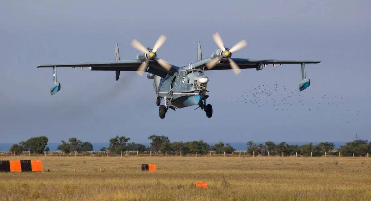 Бойцы ГУР впервые в истории уничтожили российские самолёты-амфибии Бе-12 Чайка в Крыму (видео) - today.ua