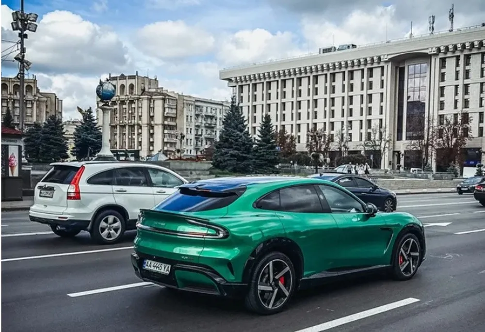 У Києві засвітився перший електричний кросовер Xiaomi - today.ua