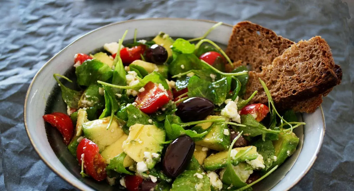 Быстро, сытно и вкусно: как приготовить аппетитный салат за считанные минуты  - today.ua