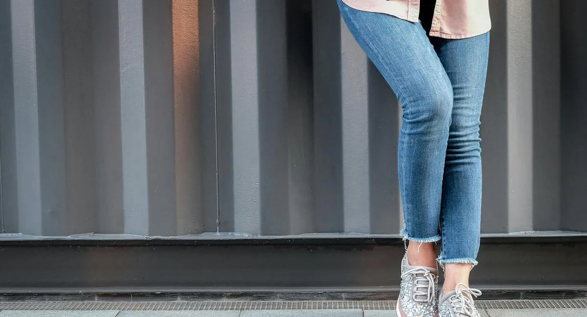 Антитренды осени 2025: какие джинсы не стоит носить в новом сезоне - today.ua