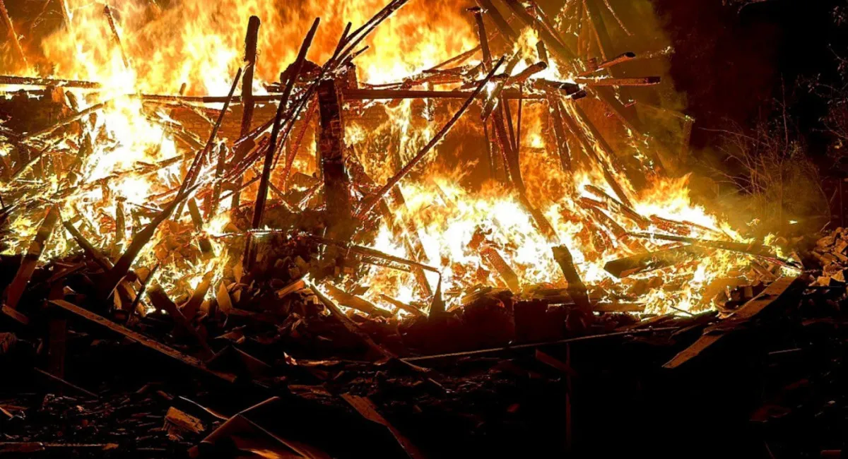 РФ массированно атаковала Запорожье КАБами: в городе возникли многочисленные пожары, есть погибший (фото, видео) - today.ua