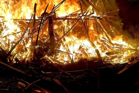 РФ массированно атаковала Запорожье КАБами: в городе возникли многочисленные пожары, есть погибший (фото, видео)