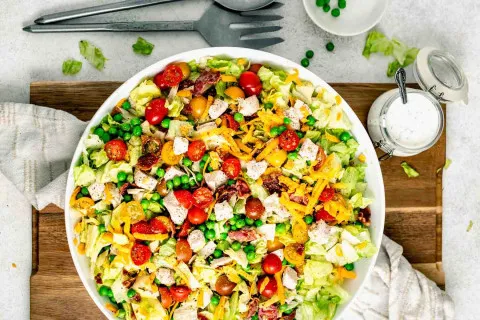 Намного вкуснее "Оливье": как приготовить на ужин салат, который понравится всем