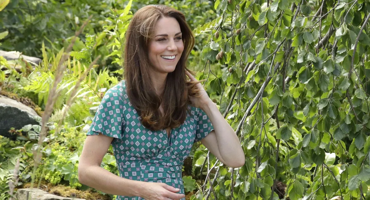 Монохромный образ с ярким акцентом: Кейт Миддлтон очаровала Сеть новым появлением на публике - today.ua