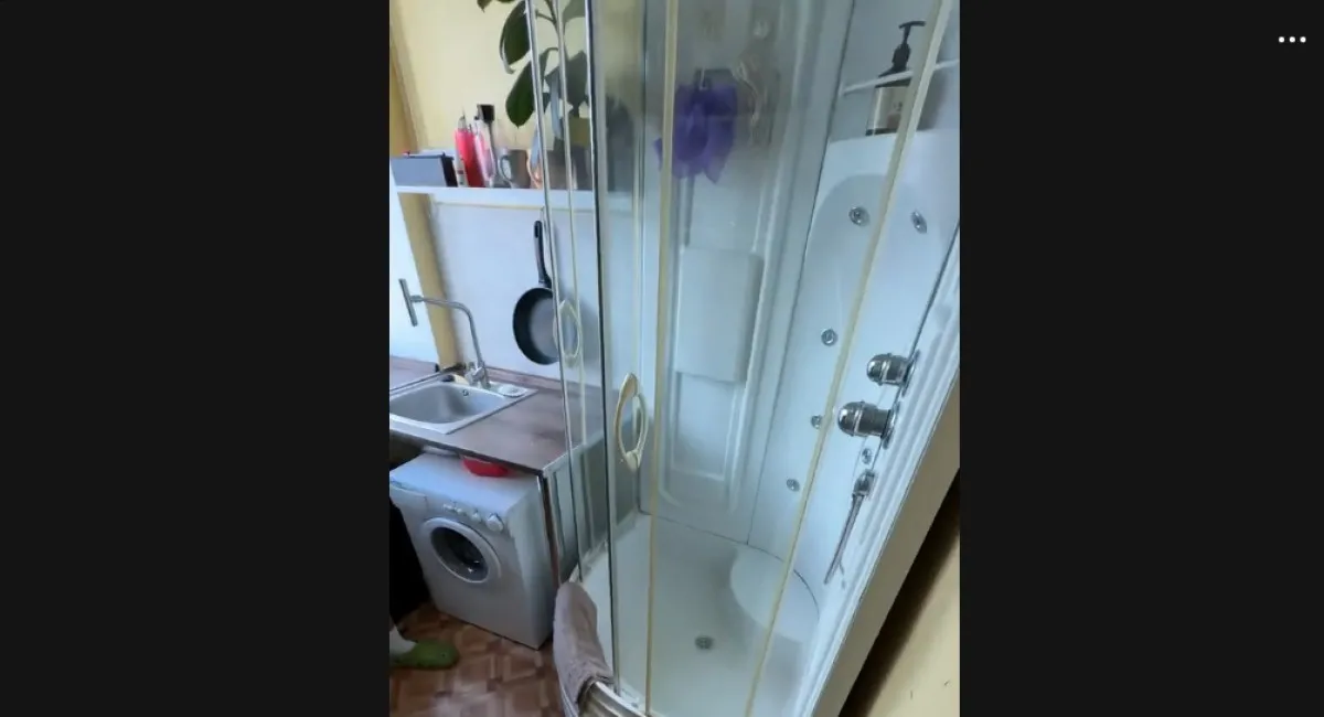 Сеть взорвало видео крошечной киевской квартиры с душем на кухне и привлекательным хозяином - today.ua