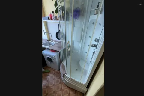 Сеть взорвало видео крошечной киевской квартиры с душем на кухне и привлекательным хозяином