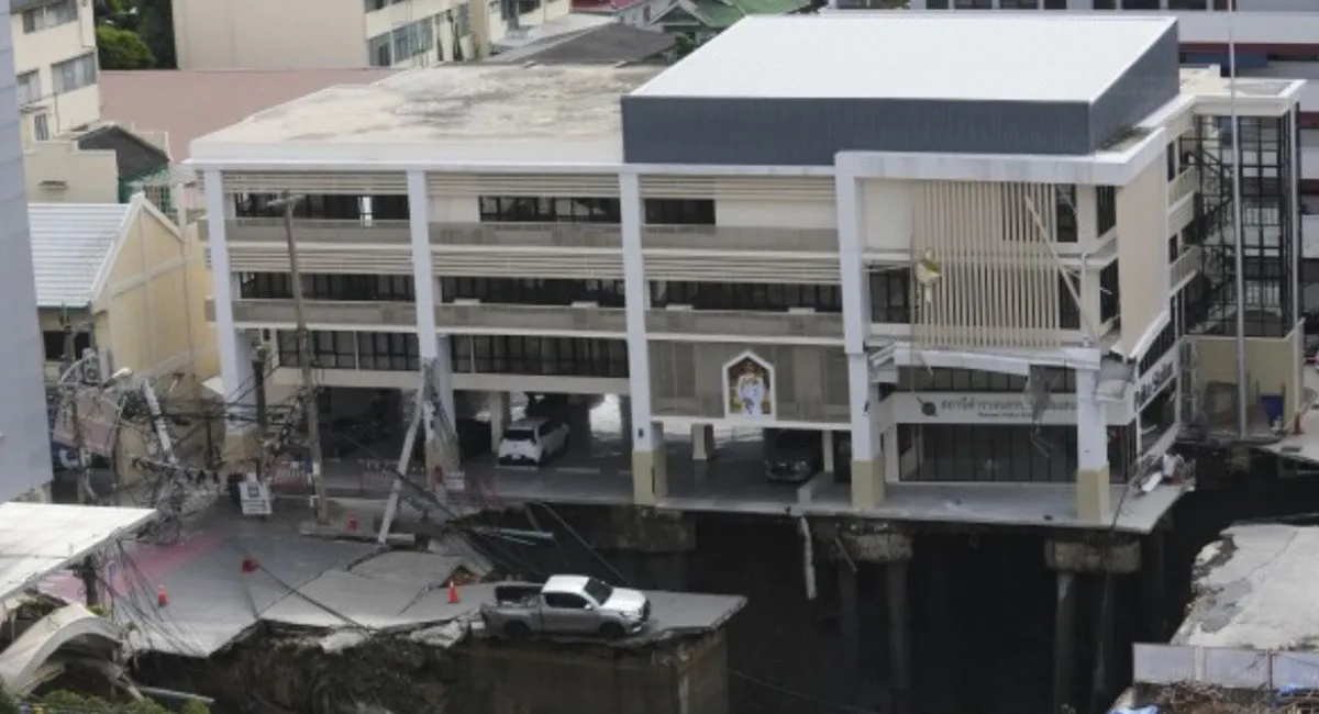 Наче сцена з фільму-катастрофи: біля клініки в Бангкоку на дорозі з’явився гігантський “портал у безодню (відео) - today.ua