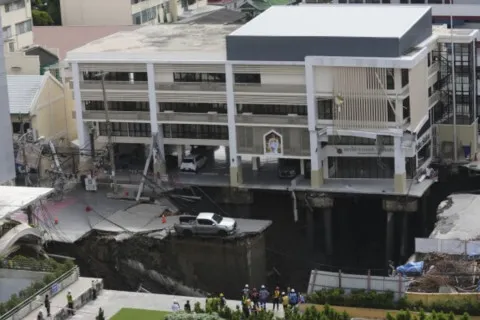 Наче сцена з фільму-катастрофи: біля клініки в Бангкоку на дорозі з’явився гігантський “портал у безодню" (відео)