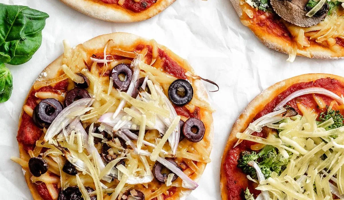 Міні-піци на картопляному тісті: простий рецепт ситної страви для сімейної вечері - today.ua