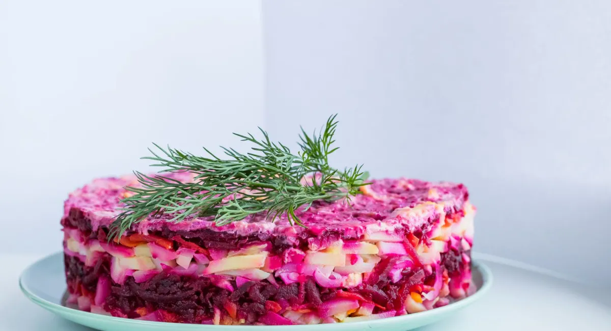 Салат Джулія стане чудовою заміною набридлої шуби: покроковий рецепт незвичної закуски - today.ua