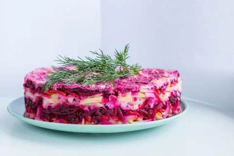 Салат "Джулия" станет прекрасной заменой надоевшей "шубы": пошаговый рецепт необычной закуски