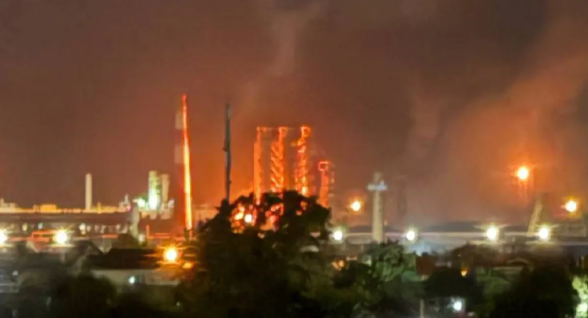 После атаки дронов в Краснодарском крае РФ вспыхнул Афипский НПЗ (фото, видео) - today.ua