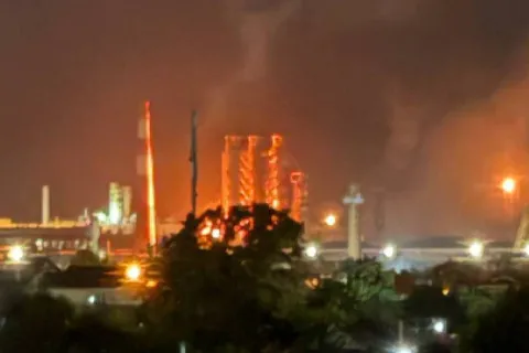 После атаки дронов в Краснодарском крае РФ вспыхнул Афипский НПЗ (фото, видео)