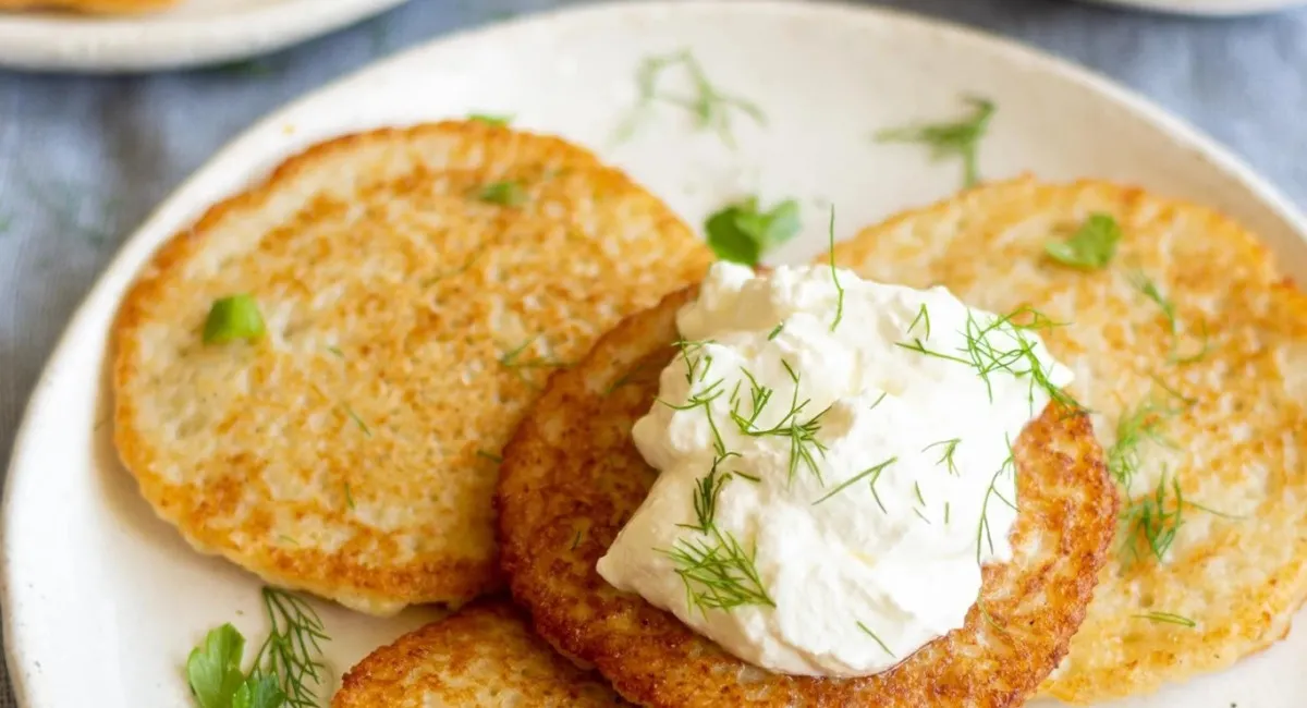 Млинці з картоплею та зеленню: рецепт смачної вечері з доступних інгредієнтів - today.ua