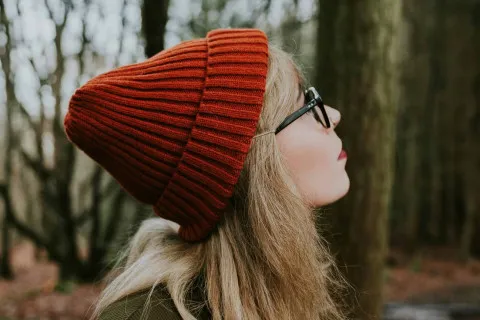 Тепло и стильно: какие головные уборы будут в трендах осенью 2025 года