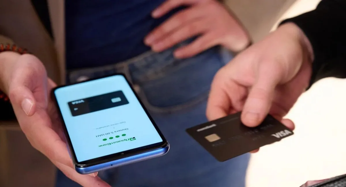 Банки обмежили українцям суми переказів між картками: як подолати встановлений ліміт - today.ua