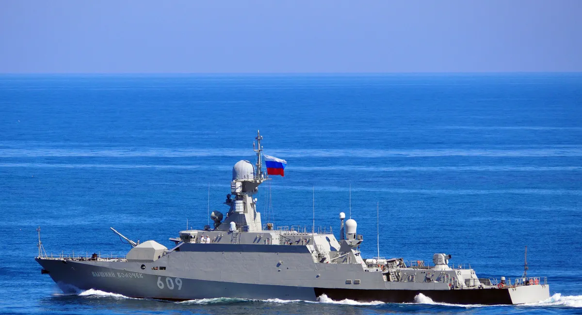 Намагався втекти від українських дронів: ракетний корабель РФ врізався в танкер в Азовському морі - today.ua