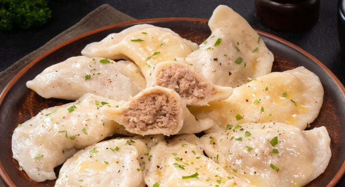 Молдавські вареники з незвичного тіста зі смачною начинкою: рецепт апетитної страви - today.ua