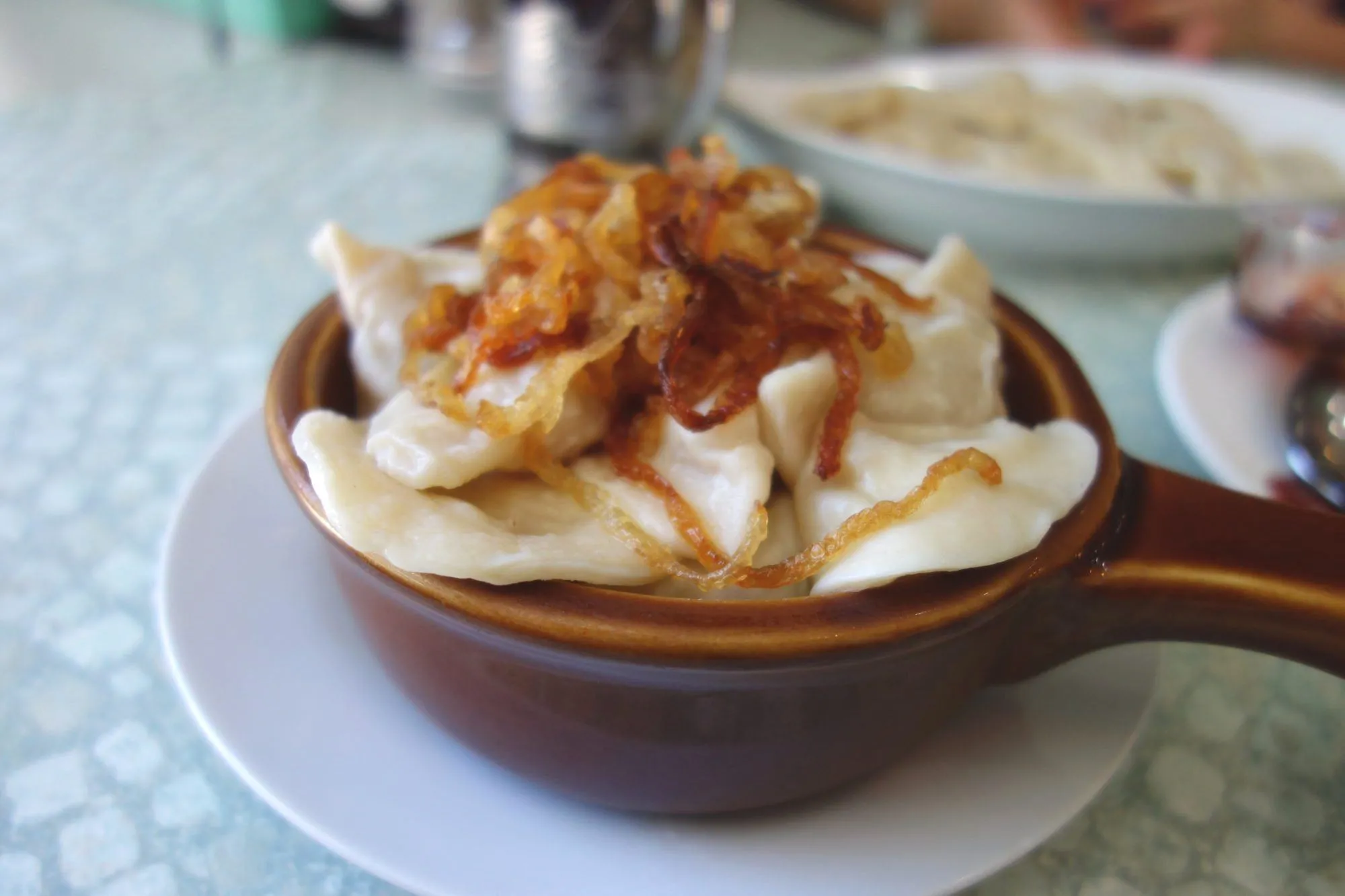 Молдавські вареники з незвичного тіста зі смачною начинкою: рецепт апетитної страви - today.ua