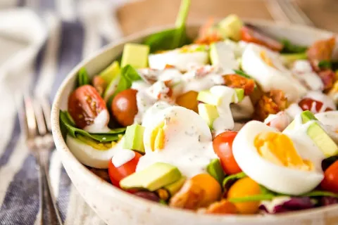 Салат за 5 минут: как приготовить вкусное угощение для неожиданных гостей