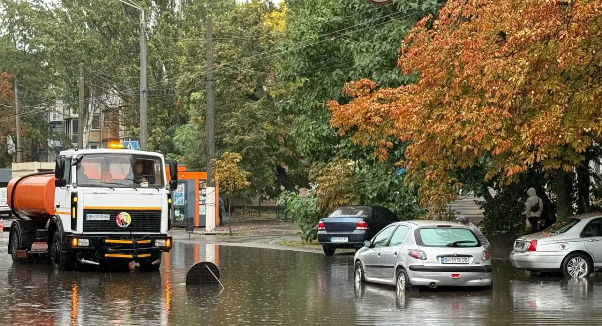 Небывалый ливень вызвал коллапс в Одессе: транспорт стоит, люди тонут, родители не могут добраться к детям (Видео) - today.ua