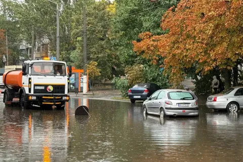 Небывалый ливень вызвал коллапс в Одессе: транспорт стоит, люди тонут, родители не могут добраться к детям (Видео)