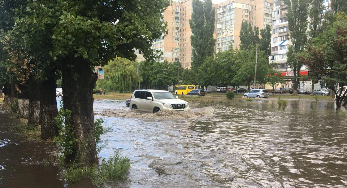 В Одессе уже есть жертвы стихии: 23-летнюю девушку, которую унесло течением, надеются найти живой - today.ua