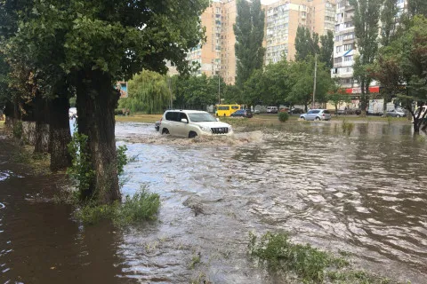 В Одессе уже есть жертвы стихии: 23-летнюю девушку, которую унесло течением, надеются найти живой