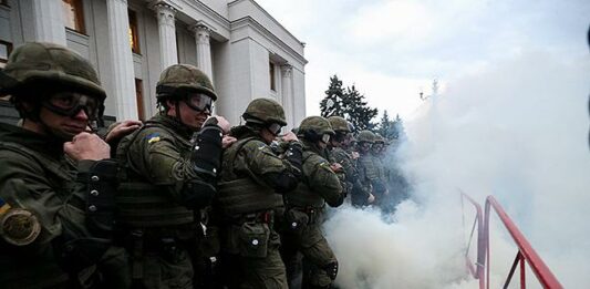 Під Радою сьогодні гаряче: постраждали 14 правоохоронців - today.ua