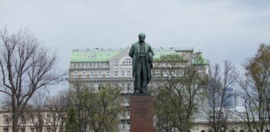 Правоохоронці оточили парк Шевченка у Києві - today.ua