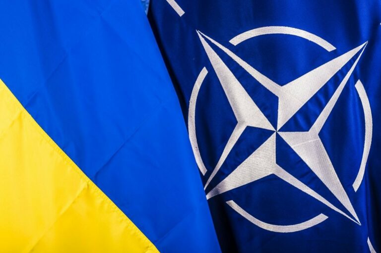 Социологи рассказали о настроениях украинцев относительно вступления в ЕС и НАТО - today.ua