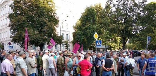 Між мітингувальниками та правоохоронцями відбулися сутички у центрі Києва - today.ua