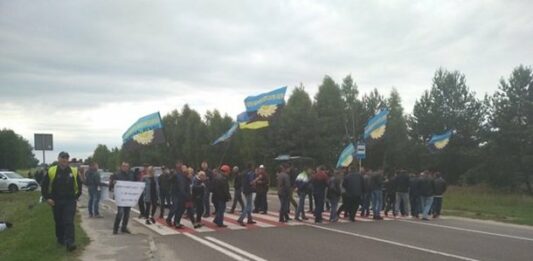 Під Львовом шахтарі заблокували трасу - today.ua