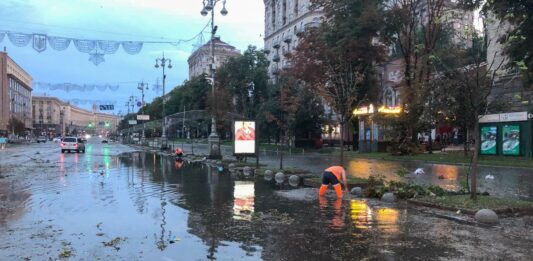 В Киеве прошла гроза: Крещатик затопило - today.ua