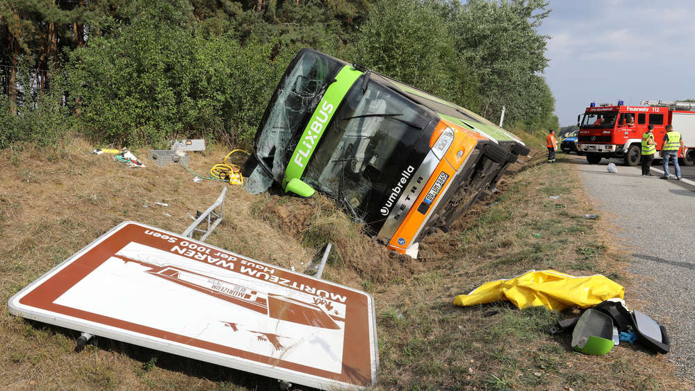 В Германии перевернулся пассажирский автобус с 60 пассажирами