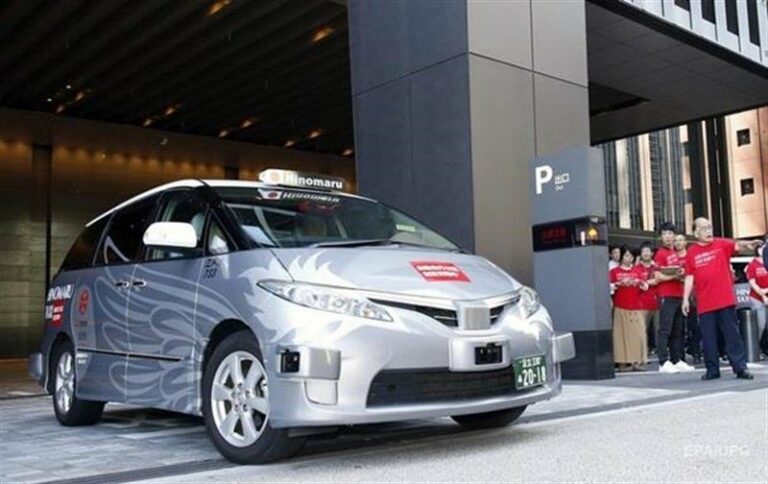 Японская таксомоторная компания запустила тестовые поездки пассажиров на беспилотных автомобилях - today.ua