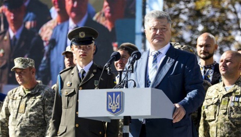 Порошенко вручив матері загиблого під час перестрілки у Харкові поліціянта орден "За мужність"