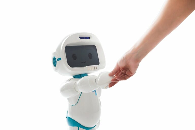 Діти з аутизмом зможуть спілкуватись з лікарями за допомогою робота - today.ua