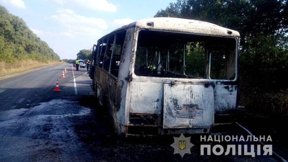 Автобус с детьми на ходу загорелся на Сумщине (фото) - today.ua