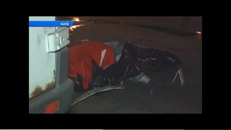 Женщина перебегала через восемь полос: в столице произошло ДТП (видео) - today.ua