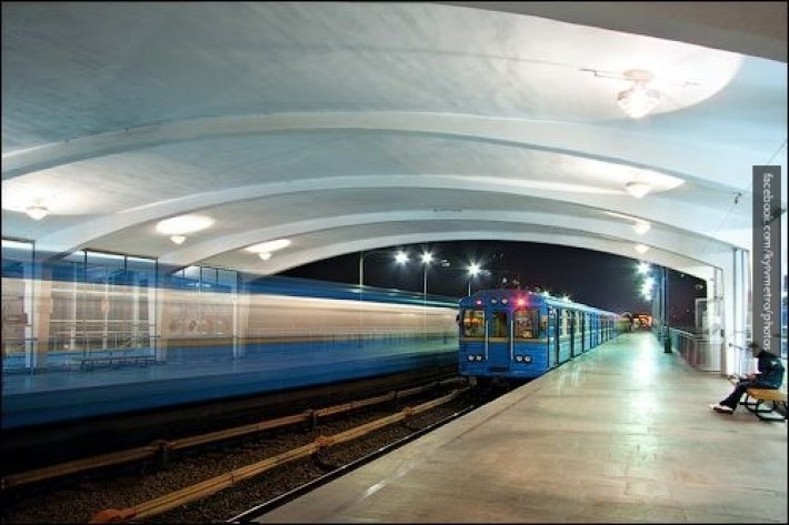 На рельсы упал человек: в Киеве приостановили работу красной ветки метро - today.ua