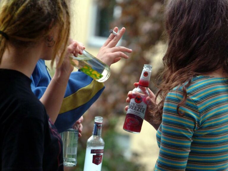 У Раді пропонують карати тих, хто купує алкоголь і сигарети неповнолітнім - today.ua