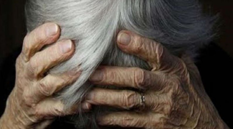 На Херсонщине молодой мужчина изнасиловал пенсионерку, а на прощание прихватил с собой ее телефон