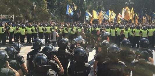 Сутички під ВР: прогримів вибух - today.ua