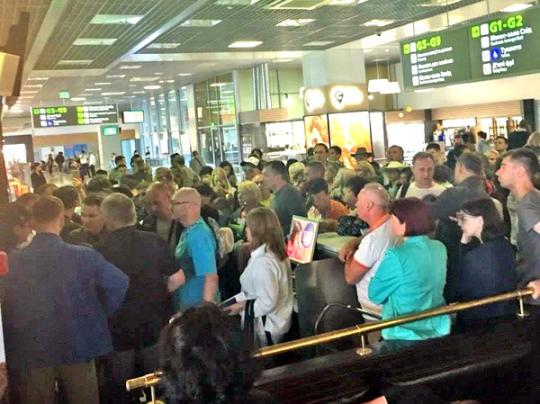 Сотни туристов застряли в “Борисполе“ в ожидании рейса в Испанию - today.ua