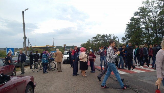 Жители села Субботцы перекрыли дорогу, чтобы полиция подключила все ресурсы для поиска исчезнувшей Дианы Хриненко - today.ua